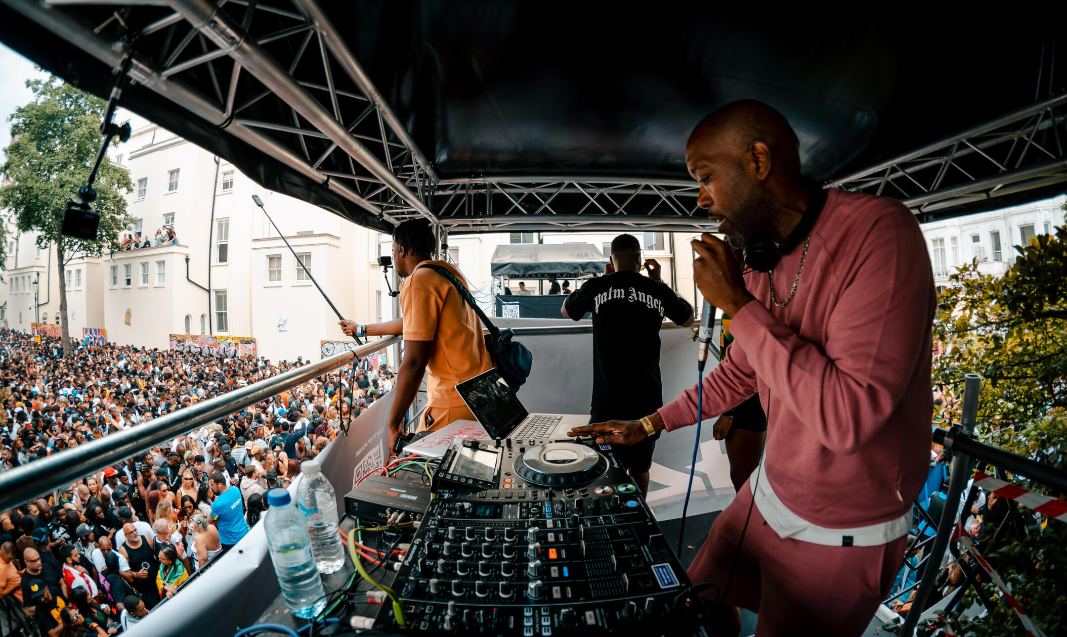 Seani B at Notting Hill Carnival DJ'ing in-front of 20,000 people